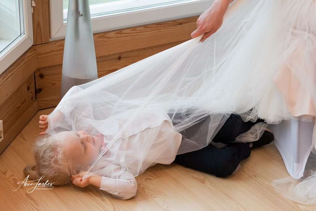 children at the wedding